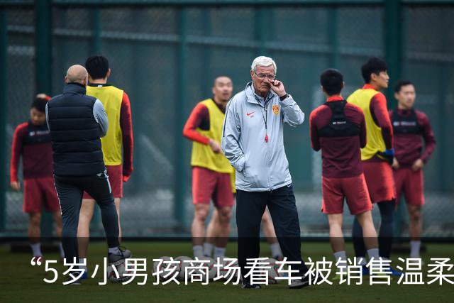 “5岁小男孩商场看车被销售温柔接待”视频引热议，孩子妈妈：销售邀请孩子上车玩了十分钟，还帮他摆好鞋子，一直耐心讲解，孩子也很开心