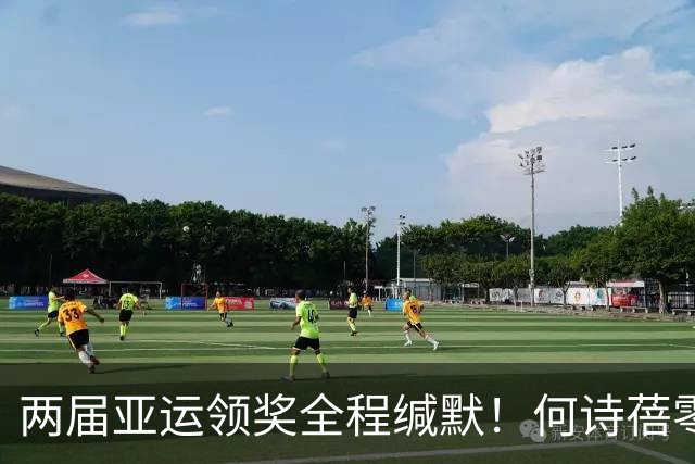 两届亚运领奖全程缄默！何诗蓓零唱国歌引热议：成绩无可挑剔，态度引人深思